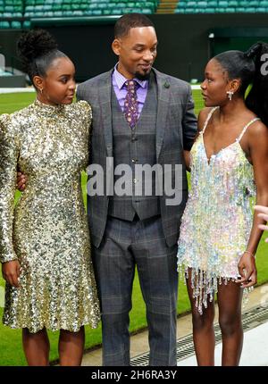 Saniyya Sidney (a sinistra), Will Smith e Demi Singleton durante una fotocall per King Richard all'All England Lawn Tennis Club (AELTC) a Wimbledon, a sud-ovest di Londra. Data foto: Mercoledì 17 novembre 2021. Foto Stock