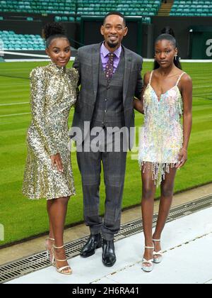 Saniyya Sidney (a sinistra), Will Smith e Demi Singleton durante una fotocall per King Richard all'All England Lawn Tennis Club (AELTC) a Wimbledon, a sud-ovest di Londra. Data foto: Mercoledì 17 novembre 2021. Foto Stock