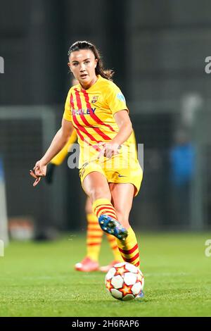 Hoffenheim, Germania. 17 novembre 2021. Hoffenheim, Germania, 17 novembre 2021: Ingrid Syrstad Engen (23 Barcellona) spara la palla (azione) durante la partita di calcio in scena del gruppo UEFA Womens Champions League tra TSG 1899 Hoffenheim e il FC Barcelona a Dietmar-Hopp-Stadion a Hoffenheim, Germania. Daniela Porcelli /SPP Credit: SPP Sport Press Photo. /Alamy Live News Foto Stock