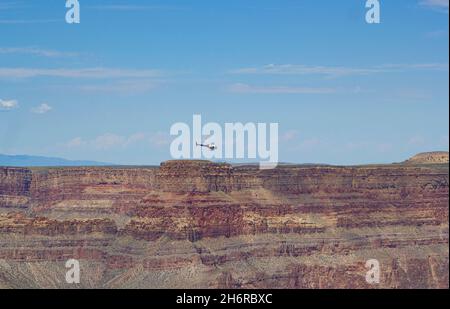 Elicottero che vola sul Grand Canyon - Arizona, USA Foto Stock