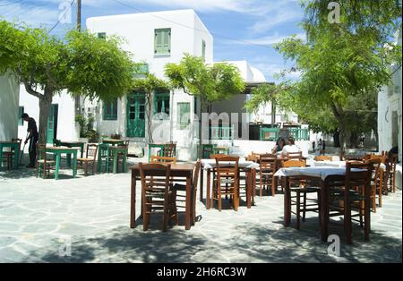 FOLEGANDROS Island - Grecia - 5 maggio 2012 : bella piazza appartata con taverne tradizionali greche. Scenario tipico villaggio nel cuore del vecchio Foto Stock