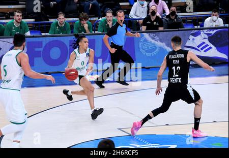 Trento, Italia. 17 novembre 2021. Travis Trice (Slask Wroclaw) durante Dolomiti energia Trentino vs Slask Wroclaw, Basketball Eurocup Championship a Trento, Italia, Novembre 17 2021 Credit: Independent Photo Agency/Alamy Live News Foto Stock