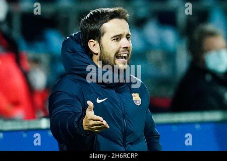 Sinsheim, Germania. 17 novembre 2021. Calcio, Donne: Champions League, TSG 1899 Hoffenheim - FC Barcellona, stadio di gruppo, gruppo C, partita 4, Dietmar Hopp Stadium. Il pullman di Barcellona Jonatan Giraldez fornisce istruzioni. Credit: Uwe Anspach/dpa/Alamy Live News Foto Stock