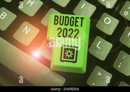 Testo che mostra l'ispirazione Budget 2022. Parola scritta su stima di entrate e spese per l'anno prossimo o corrente computer Engineering concetto Foto Stock