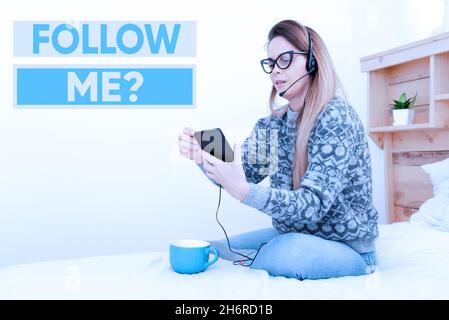 Visualizzazione concettuale domanda Follow Me. Business approccio andare o venire dopo la persona o la cosa che procedono avanti imprenditore controllo e lettura di e-mail Foto Stock