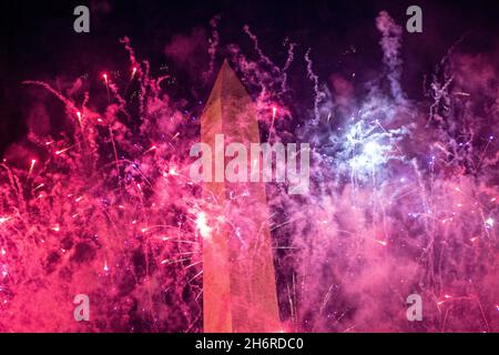 Una mostra di fuochi d'artificio al Washington Monument nel National Mall il 4th luglio 2020. Foto Stock