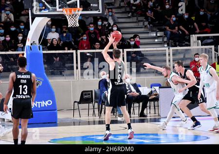 Trento, Italia. 17 novembre 2021. Luca conti (Dolomiti energia Trento) durante Dolomiti energia Trentino vs Slask Wroclaw, Basketball Eurocup Championship a Trento, Italia, Novembre 17 2021 Credit: Agenzia fotografica indipendente/Alamy Live News Foto Stock