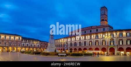 Forlí - piazza Aurelio Saffi con il suo memoriale al tramonto. Foto Stock