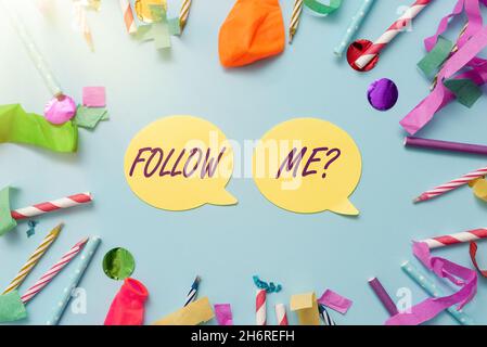 Didascalia di testo che presenta domanda Follow Me. Business approccio andare o venire dopo persona o cosa procedere avanti Colourful Party Collections flashy Foto Stock