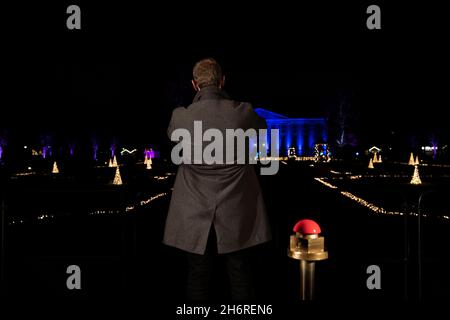 Berlino, Germania. 17 novembre 2021. Il sindaco governativo Michael Müller (SPD) guarda il Palazzo Friedrichsfelde illuminato dopo l'apertura ufficiale del "Natale nello Zoo". Credit: Paul Zinken/dpa/Alamy Live News Foto Stock