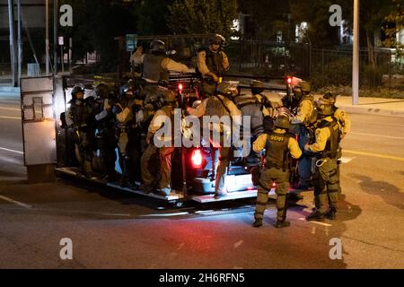 Los Angeles, CA, Stati Uniti. 7 Settembre 2020. I deputati del Los Angeles Sheriff's Department cancellano la strada di una folla che protestava contro la sparatoria di Dijon Kizzee. Credit: Rise Images/Alamy Foto Stock