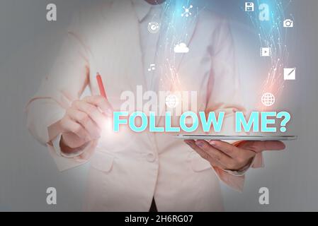Visualizzazione concettuale domanda Follow Me. Panoramica aziendale andare o venire dopo persona o cosa procedere avanti Business Woman utilizzando il telefono durante la presentazione Foto Stock