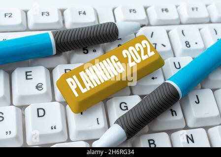 Inspirazione che mostra la pianificazione dei segni 2022. Internet Concept processo di fare piani per qualcosa l'anno prossimo Abstract digitando Contratto di licenza, creazione Foto Stock