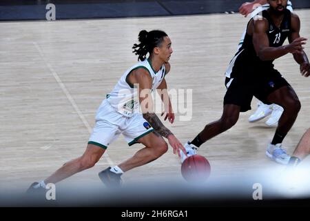 Trento, Italia. 17 novembre 2021. Travis Trice (Slask Wroclaw) durante Dolomiti energia Trentino vs Slask Wroclaw, Basketball Eurocup Championship a Trento, Italia, Novembre 17 2021 Credit: Independent Photo Agency/Alamy Live News Foto Stock