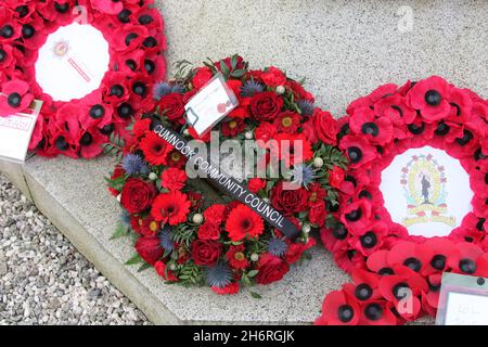 Cumnock , Ayrshire, Scozia, Regno Unito la sfilata annuale di commemorazione e servizio il primo dopo la cancellazione del servizio dovuto a Covid19. 14 novembre 2021. Corone steso sul memoriale Foto Stock