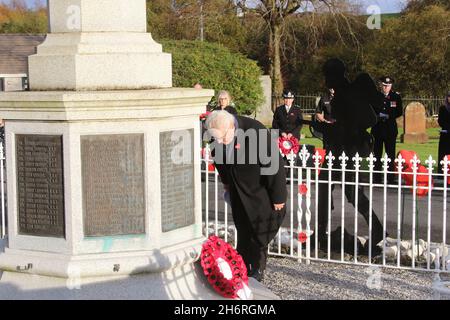 Cumnock , Ayrshire, Scozia, Regno Unito la sfilata annuale di commemorazione e servizio il primo dopo la cancellazione del servizio dovuto a Covid19. 14 novembre 2021 Foto Stock