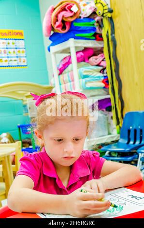 Un bambino colora un'immagine in classe, 13 agosto 2012, a Columbus, Mississippi. Foto Stock