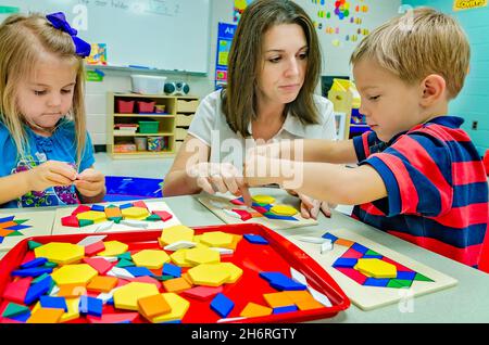 Un insegnante pre-asilo aiuta gli studenti a abbinare forme e colori, 13 agosto 2012, a Columbus, Mississippi. Foto Stock