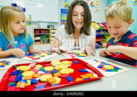 Un insegnante pre-asilo aiuta gli studenti a abbinare forme e colori, 13 agosto 2012, a Columbus, Mississippi. Foto Stock