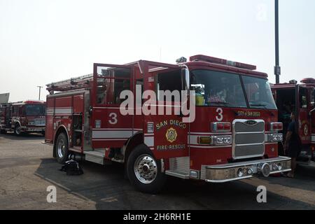 L'equipaggio di San Diego Fire-Rescue Engine 3 inizia la giornata come parte della squadra di sciopero 6432A al Valley Fire vicino a San Diego, California Foto Stock