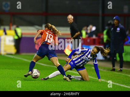 Crawley, Regno Unito. 17 novembre 2021. Wiktoria Fronc di London City Lionesses vince la palla da Kayleigh Green di Brighton e Hove Albion durante la partita fa Women's League Cup Group e tra Brighton & Hove Albion Women e London City Lionesses al People's Pension Stadium il 17 novembre 2021 a Crawley, Regno Unito. (Foto di Jeff Mood/phcimages.com) Credit: PHC Images/Alamy Live News Foto Stock