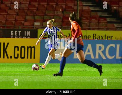 Crawley, Regno Unito. 17 novembre 2021. Katie Robinson di Brighton e Hove Albion fa una corsa sul traguardo durante la partita fa Women's League Cup Group e tra Brighton & Hove Albion Women e London City Lionesses al People's Pension Stadium il 17 novembre 2021 a Crawley, Regno Unito. (Foto di Jeff Mood/phcimages.com) Credit: PHC Images/Alamy Live News Foto Stock