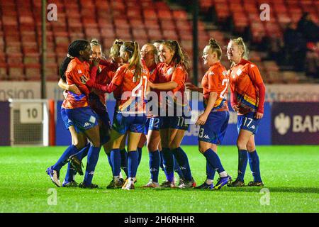 Crawley, Regno Unito. 17 novembre 2021. I compagni di squadra di Karin Muya di London City Lionesses si congratulano con lei dopo aver ottenuto i punteggi durante la partita fa Women's League Cup Group e tra Brighton & Hove Albion Women e London City Lionesses al People's Pension Stadium il 17 novembre 2021 a Crawley, Regno Unito. (Foto di Jeff Mood/phcimages.com) Credit: PHC Images/Alamy Live News Foto Stock