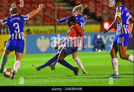 Crawley, Regno Unito. 17 novembre 2021. Karin Muya of London City Lionesses spara e segna per segnare il punteggio 0-1 durante la partita di fa Women's League Cup Group e tra Brighton & Hove Albion Women e London City Lionesses al People's Pension Stadium il 17 novembre 2021 a Crawley, Regno Unito. (Foto di Jeff Mood/phcimages.com) Credit: PHC Images/Alamy Live News Foto Stock