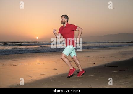 jogger. atleta sportivo correre veloce per vincere al tramonto. attività di allenamento mattutina. uomo sano correre Foto Stock