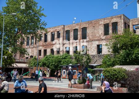 Istanbul, Turchia - 06-10-2021:lo storico palazzo Esma Sultan si trova in piazza Ortakoy. Turisti che visitano Ortakoy Foto Stock