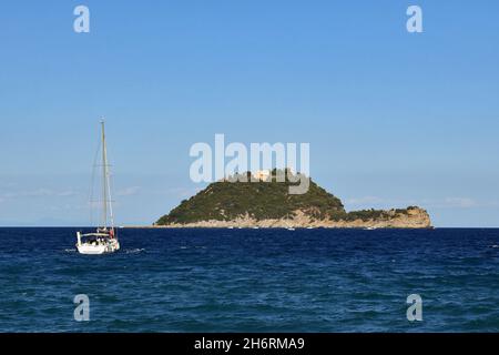 una barca a vela in navigazione verso l'Isola della Gallinara in una soleggiata giornata estiva, Alassio, Savona, Liguria, Italia Foto Stock