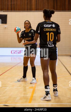 Issy-les-Moulineaux, Francia, 17 novembre 2021, Deborah Lassource di Parigi 92 e Aminata Cissokho di Parigi 92 durante il campionato francese femminile, Ligue Butagaz Energie, pallamano tra Parigi 92 e Merignac il 17 novembre 2021 al Palais des Sports Robert Charpentier di Issy-les-Moulineaux, Francia - Foto Melanie Laurent / A2M Sport Consulting / DPPI Foto Stock