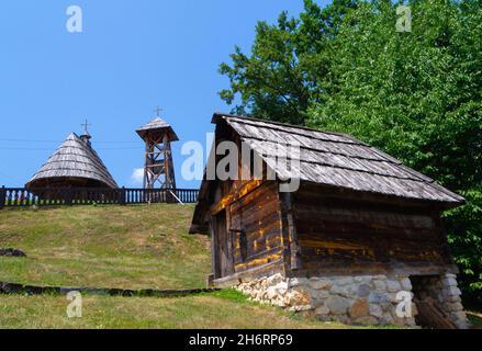 Città di legno di Etno 'Mecavnik' sul Monte Tara, Serbia - immagini Foto Stock