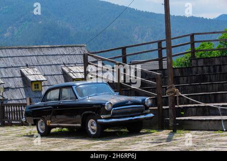 Città di legno di Etno 'Mecavnik' sul Monte Tara, Serbia - immagini Foto Stock