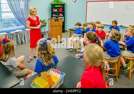 Un insegnante insegna ai secondi gradatori come dare e ricevere i complimenti in una scuola elementare, il 21 agosto 2012, a Columbus, Mississippi. Foto Stock