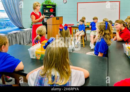 Un insegnante insegna ai secondi gradatori come dare e ricevere i complimenti in una scuola elementare, il 21 agosto 2012, a Columbus, Mississippi. Foto Stock