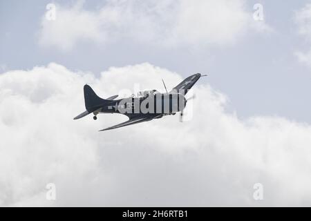 Douglas SBD Dauntless fa un pass al MCAS Miramar Air Show Foto Stock