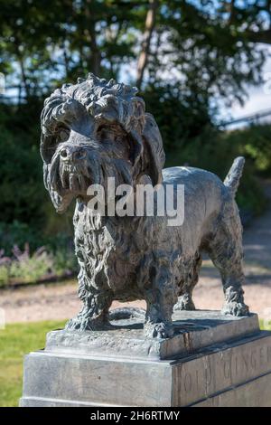 Vecchia statua di Ginger Dandie Dinmont presso la Haining Selkirk Foto Stock