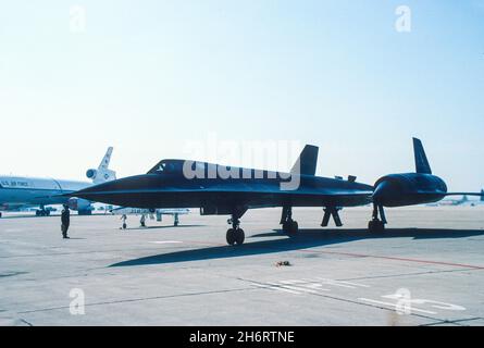 SR71 taxi in posizione dopo l'atterraggio alla base aerea di marzo in California Foto Stock