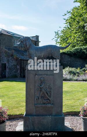 Vecchia statua di Ginger Dandie Dinmont presso la Haining Selkirk Foto Stock