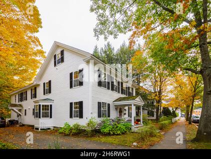 Tipico stile locale grande casa bianca con facciata in legno a Woodstock, Vermont, New England, USA Foto Stock