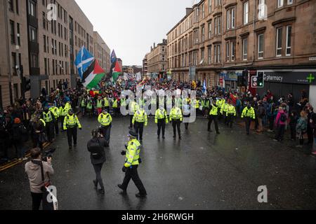 Glasgow marcia protesta durante COP26. Giornata globale d'azione cambiamento climatico Foto Stock