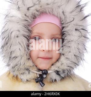 ragazza piccola carina nel cappotto di pelliccia d'inverno Foto Stock