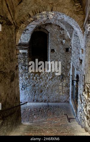 Cantine medievali sotterranee con vecchie botti di vino rosso per l'invecchiamento del vino nobile di Montepulciano nel centro storico sulla collina di Montepulciano in Toscana, IT Foto Stock