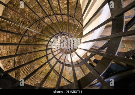 Vecchia scala a chiocciola per profonde e lunghe grotte sotterranee, produzione di spumante champagne da chardonnay e pinor noir uve a Reims, Champagne, F Foto Stock