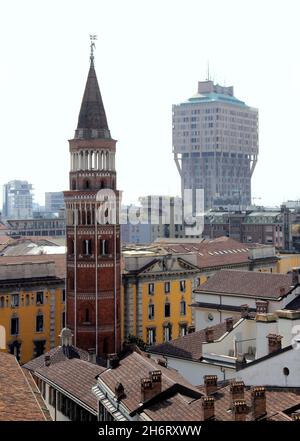 Torre di San Gottardo (sinistra) e Torre Velasca (destra), vista dal tetto del Duomo di Milano, Milano, Italia Foto Stock