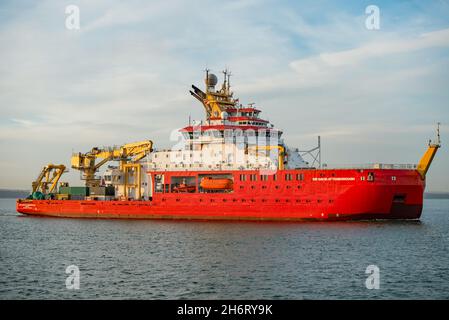 RRS Sir David Attenborough arriva a Portsmouth, Regno Unito il 17/11/2021 per caricare il carburante per l'aviazione prima di imbarcarsi nel suo primo viaggio in Antartide. Foto Stock