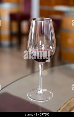 Industria del vino dell'isola di Cipro, degustazione di vino rosso secco su vecchia cantina situata sulle pendici sud della catena montuosa di Troodos. Foto Stock