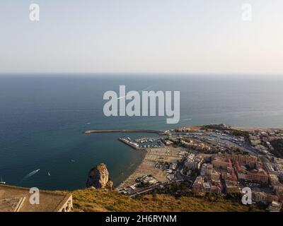 Vista aerea su Terracina, montagne e baia del Mar Tirreno, antica città italiana in provincia di Latina al tramonto Foto Stock