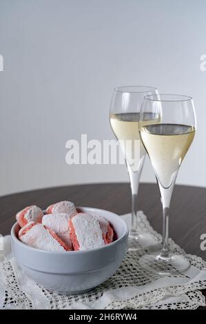 Symbols of Reims - bicchieri con spumante brut champagne e biscotti alle rose Foto Stock